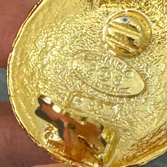 AUTHENTIC Chanel Vintage clip ons. Like new condition. Classic and timeless. - Picture 10 of 10